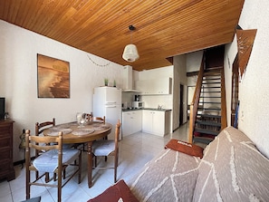 Apartemen Comfort | Dapur pribadi | Lemari es besar, microwave, oven, dan kompor