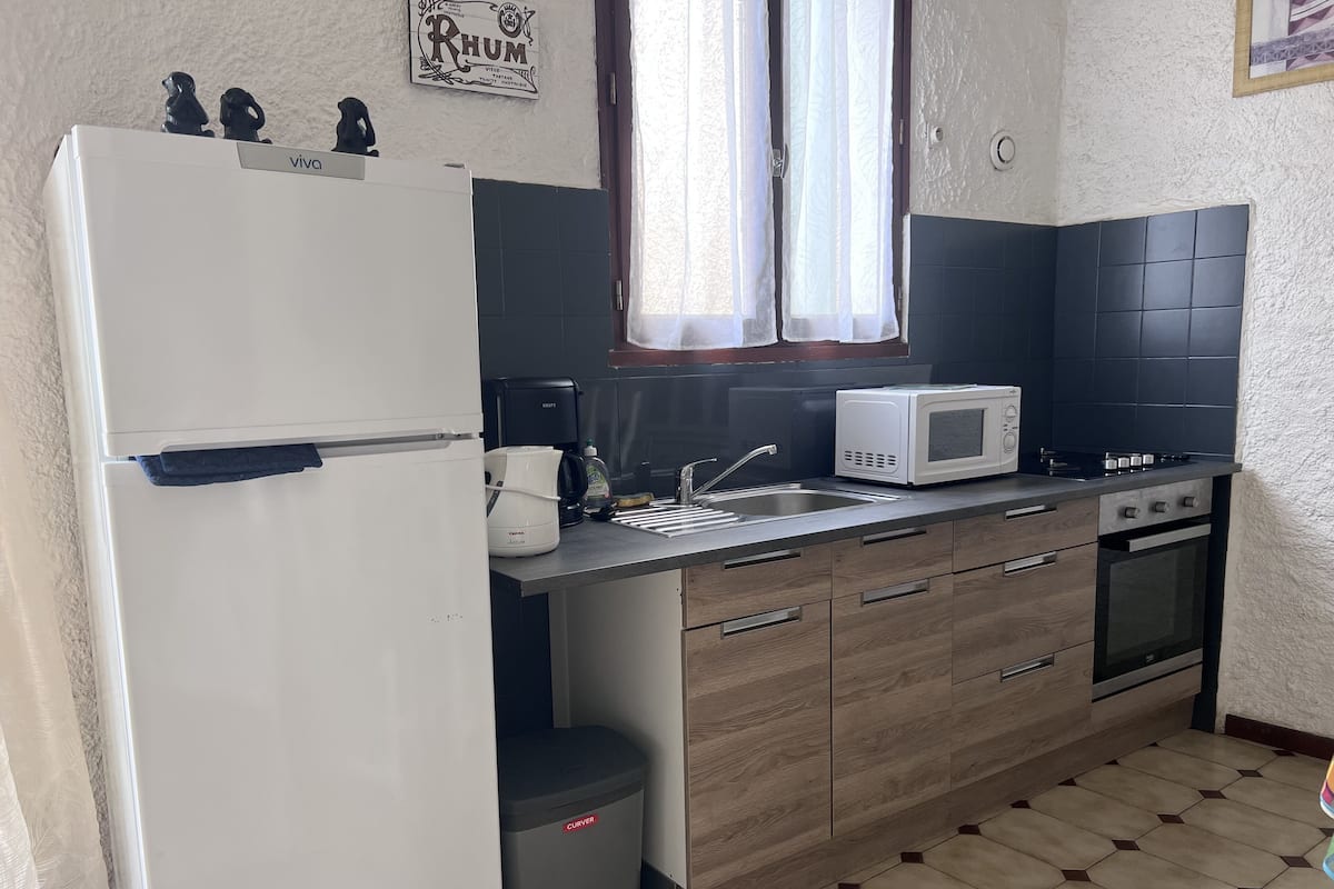 Family Apartment | Dapur peribadi | Peti sejuk/penyejuk beku saiz penuh, ketuhar gelombang mikro, ketuhar