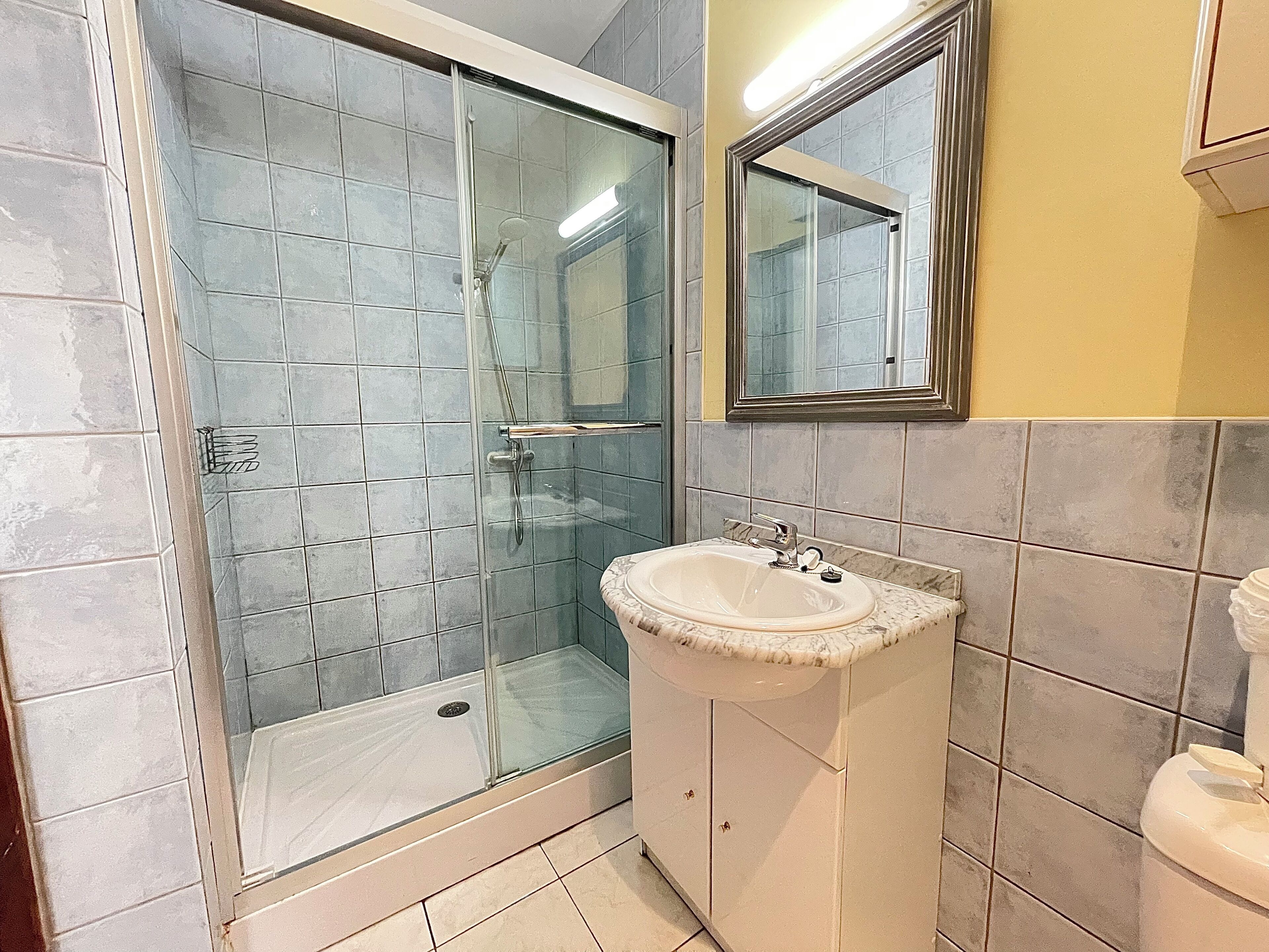 Comfort Apartment | Bathroom | Shower, rainfall showerhead