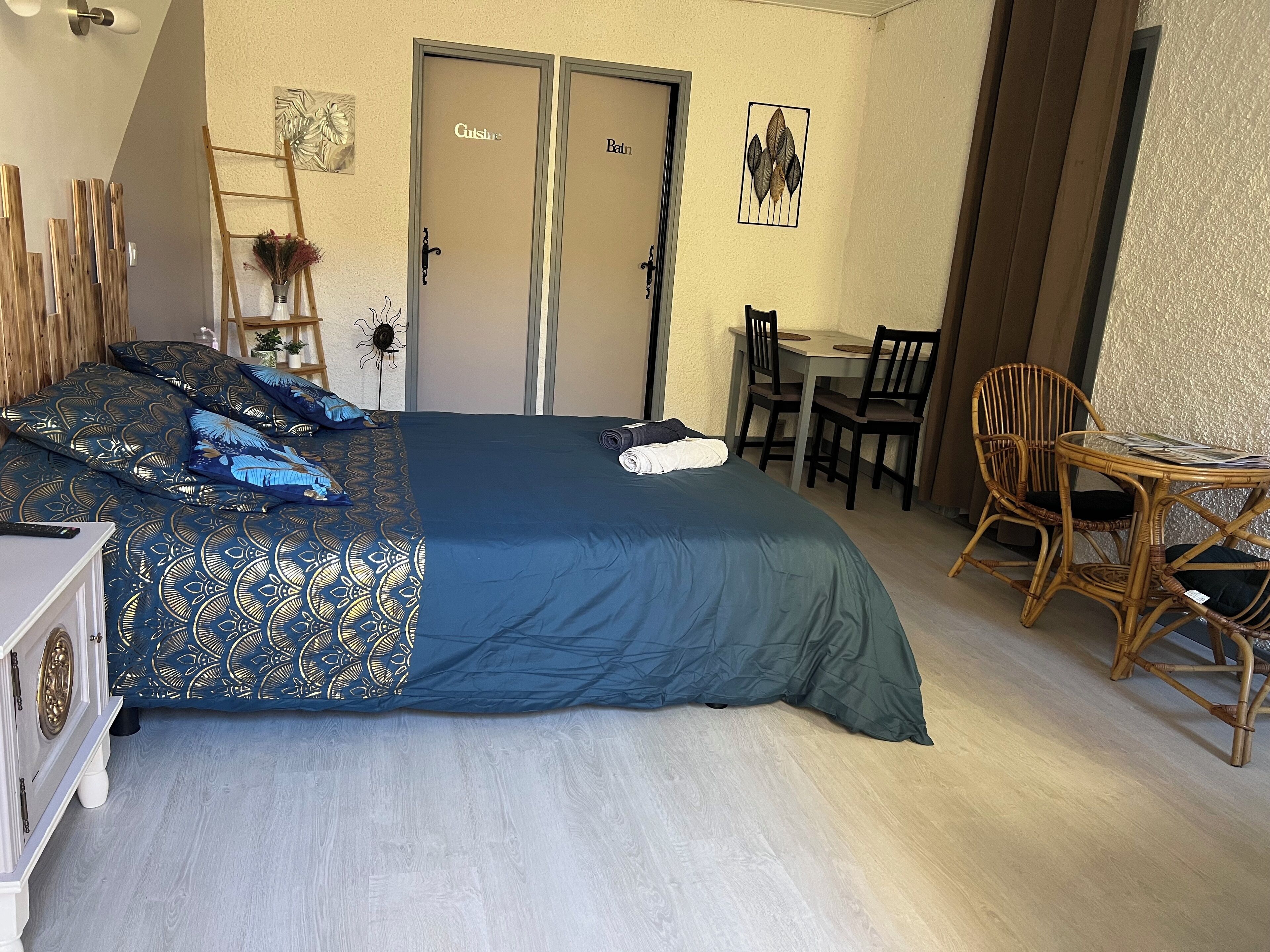 Une chambre à coucher avec un lit, un bureau et deux chaises.