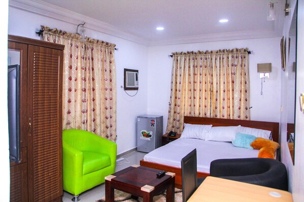 Escritorio, espacio para trabajar con laptop y cortinas blackout 