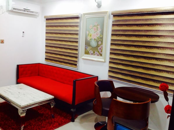 Deluxe Suite, 1 Double Bed, Non Smoking | Living area
