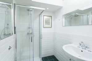 Doppelzimmer, 1 Queen-Bett, Nichtraucher | Badezimmer | Kostenlose Toilettenartikel, Haartrockner, Bidet, Handtücher