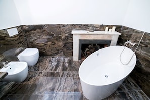 Suite | Bathroom | Free toiletries, hair dryer, bidet, towels