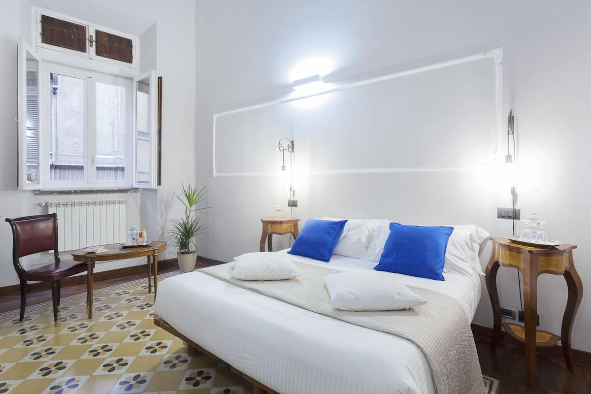 Habitación triple | Caja de seguridad en la habitación, escritorio, cunas y camas extra