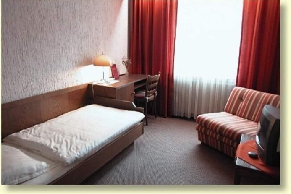 Single Room | Desk, free WiFi, bed sheets