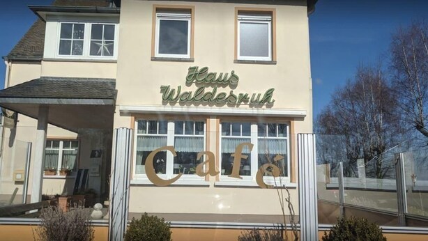 Ein Gebäude mit einem Schild, auf dem 