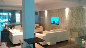 Lobby sitting area - Hotel Siglo Sexto (Termas de Rio Hondo)