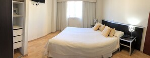 In-room safe, desk, laptop workspace, blackout curtains - Hotel Siglo Sexto (Termas de Rio Hondo)