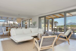 Villa, 4 chambres | Salle de séjour | Télévision à écran plat, cheminée