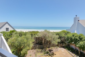 Villa empresarial, 4 habitaciones | Vista a la playa o el mar