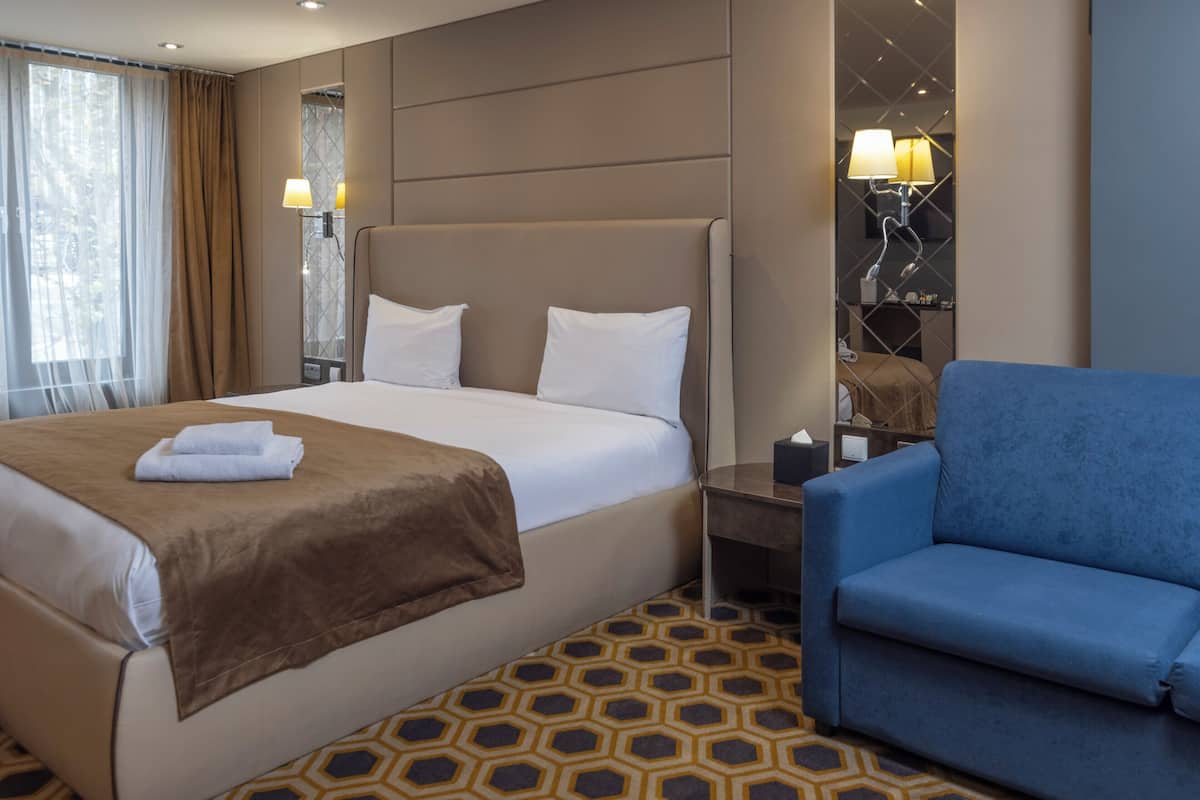 Family Room | Bathroom | Shower, rainfall showerhead, towels