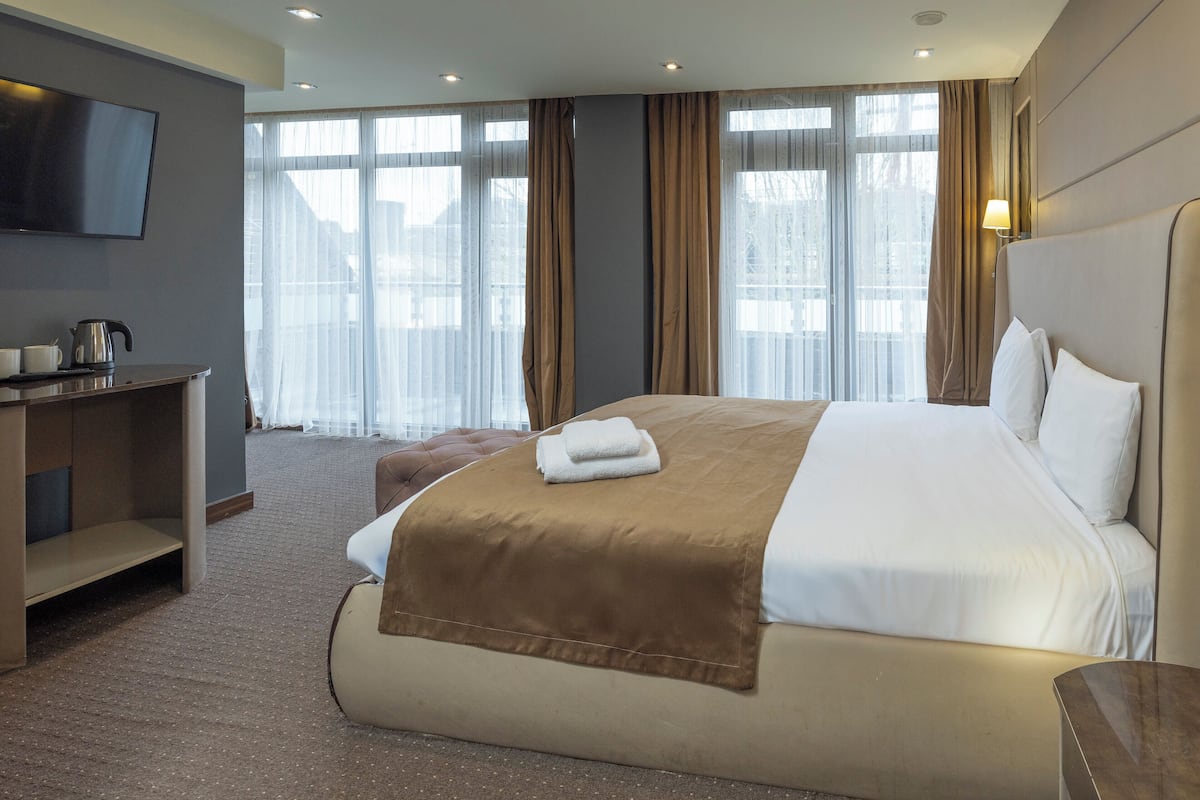 Executive Double Room | In-room safe, desk, iron/ironing board, free WiFi