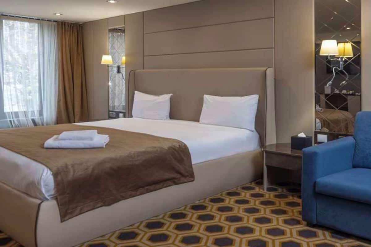 Family Room, 1 King Bed, Ensuite | In-room safe, desk, iron/ironing board, free WiFi