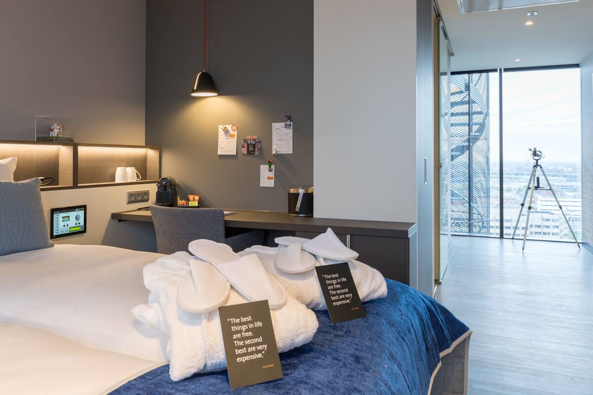 Sengetøy av topp kvalitet, minibar, safe på rommet og skrivebord
