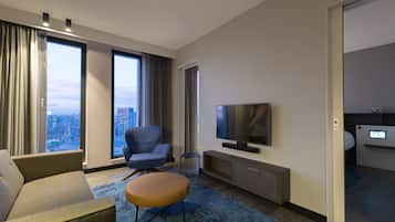 Een flatscreentelevisie, een iPad, tafelvoetbal en betaalfilms