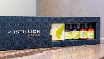 Toiletartikelen van Postillion Hotels, waaronder zeep, shampoo, bodylotion en douchegel.