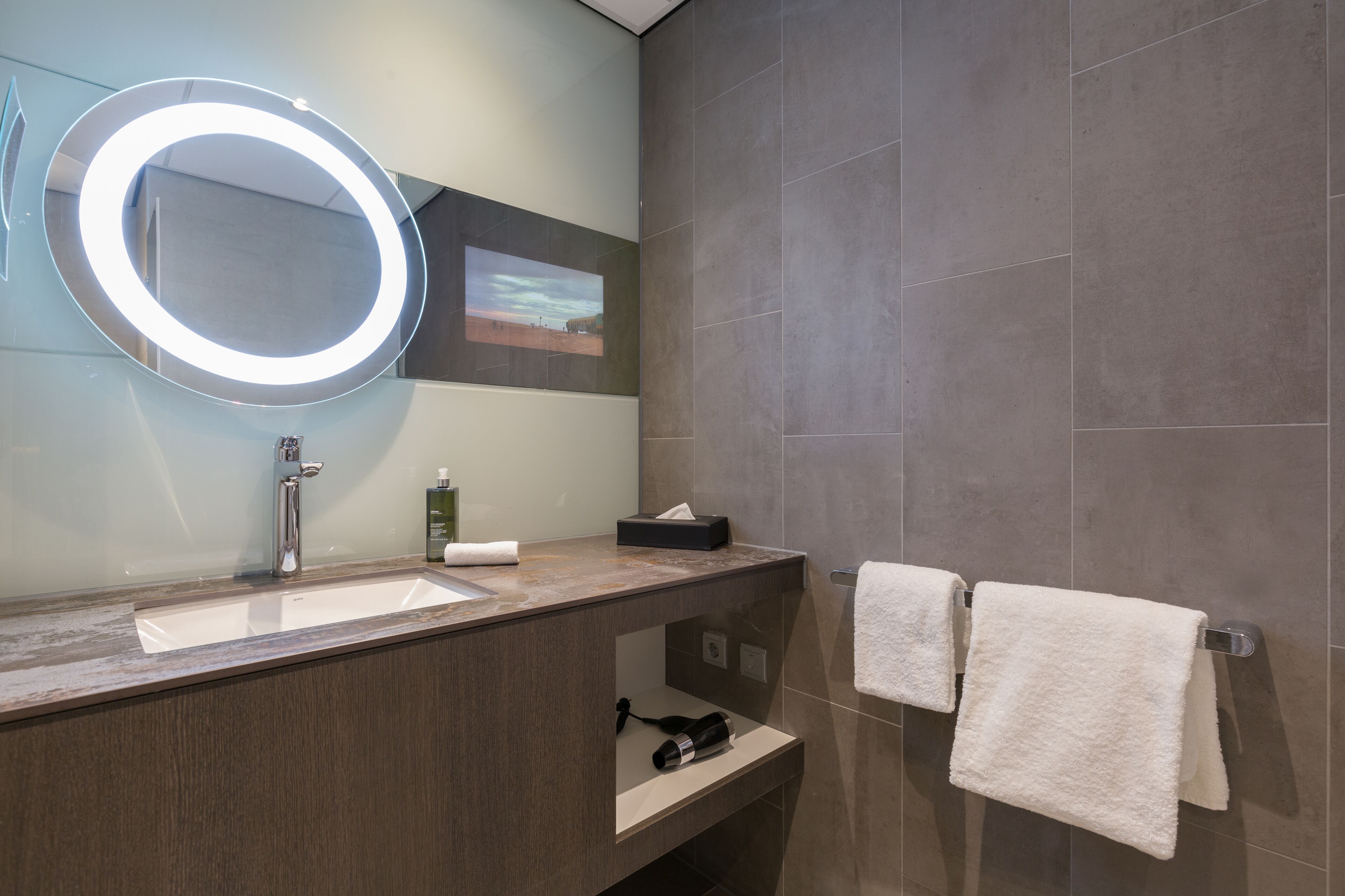 shower, rainfall showerhead, free toiletries, heated floors