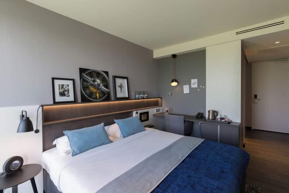 Sengetøy av topp kvalitet, minibar, safe på rommet og skrivebord