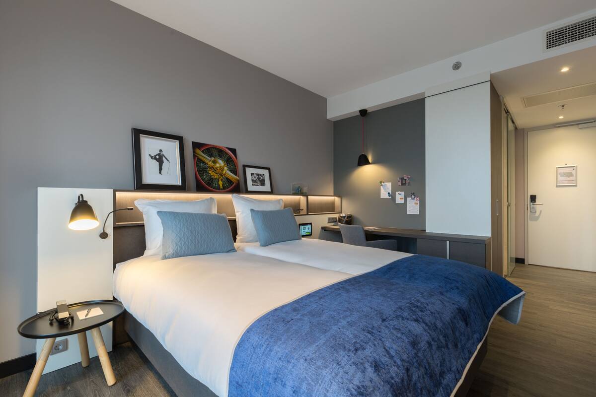 Sengetøy av topp kvalitet, minibar, safe på rommet og skrivebord