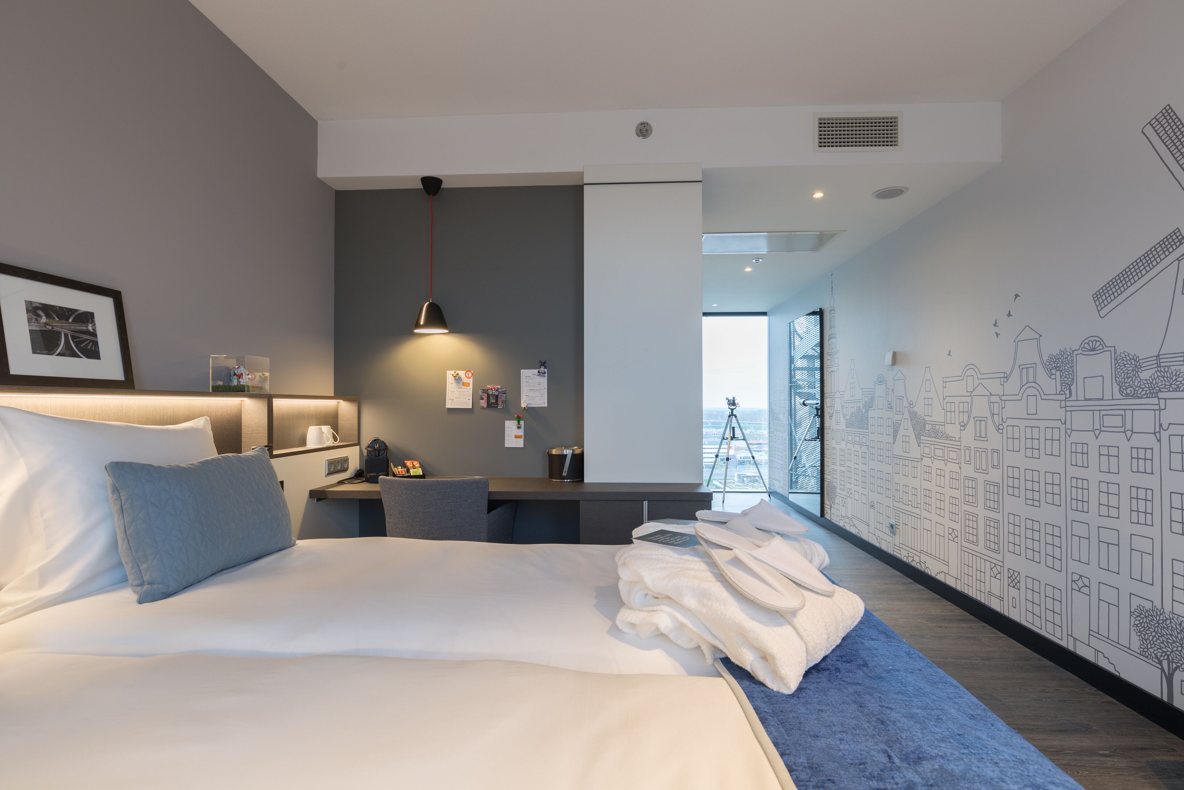 1 bedroom, premium bedding, minibar, in-room safe