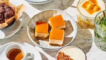 Een desserttafel met diverse zoetigheden en drankjes.