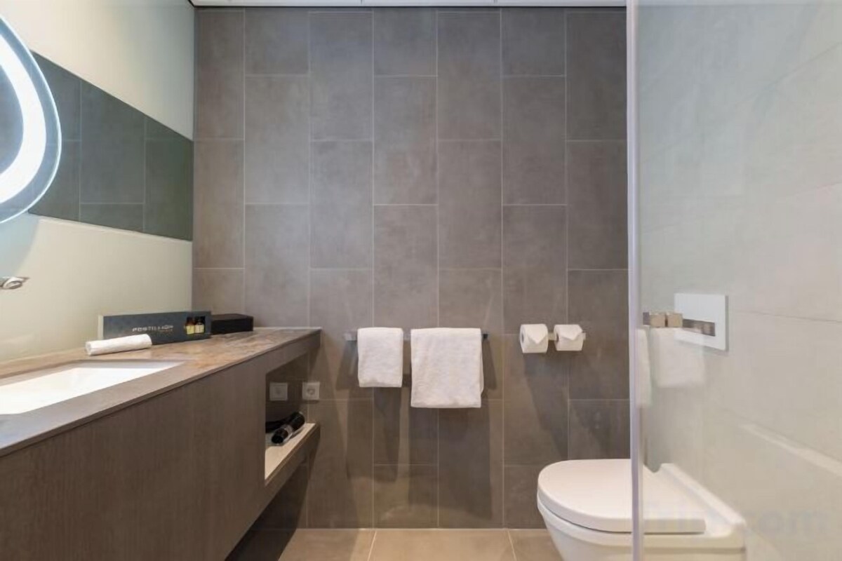 Bathroom | Shower, rainfall showerhead, free toiletries, heated floors (bathroom)