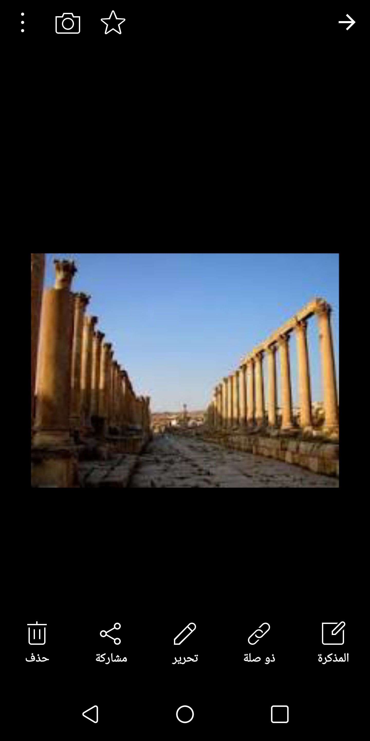 Un corridoio con colonne antiche.