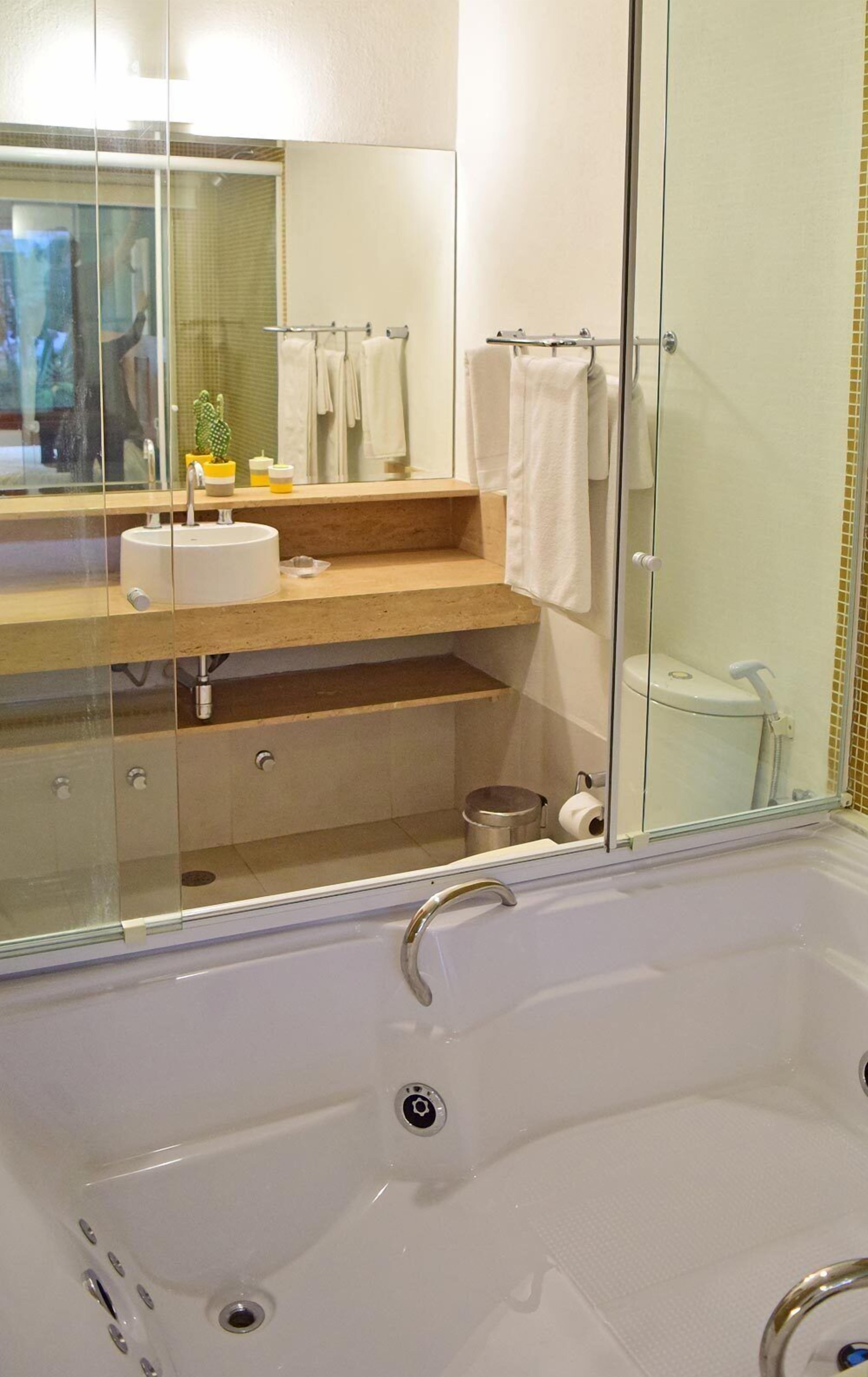 superior suite (luxo) | bathroom | free toiletries, hair dryer, towels