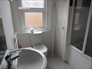 Apartamento familiar | Baño | Ducha y bañera combinadas y artículos de higiene personal gratuitos