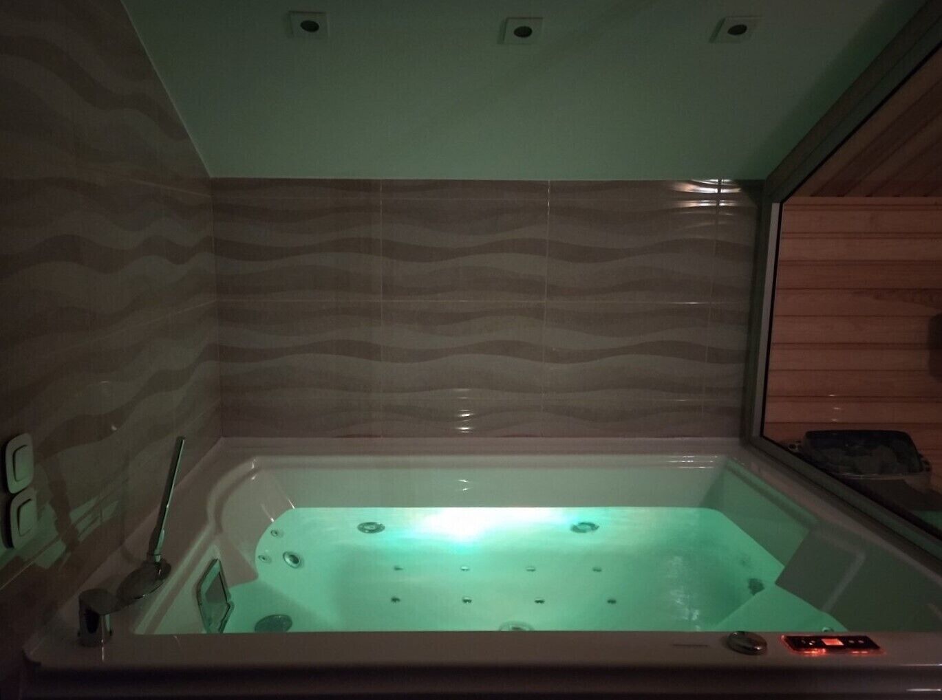 Ein Badezimmer mit Badewanne, Dusche und Toilette.