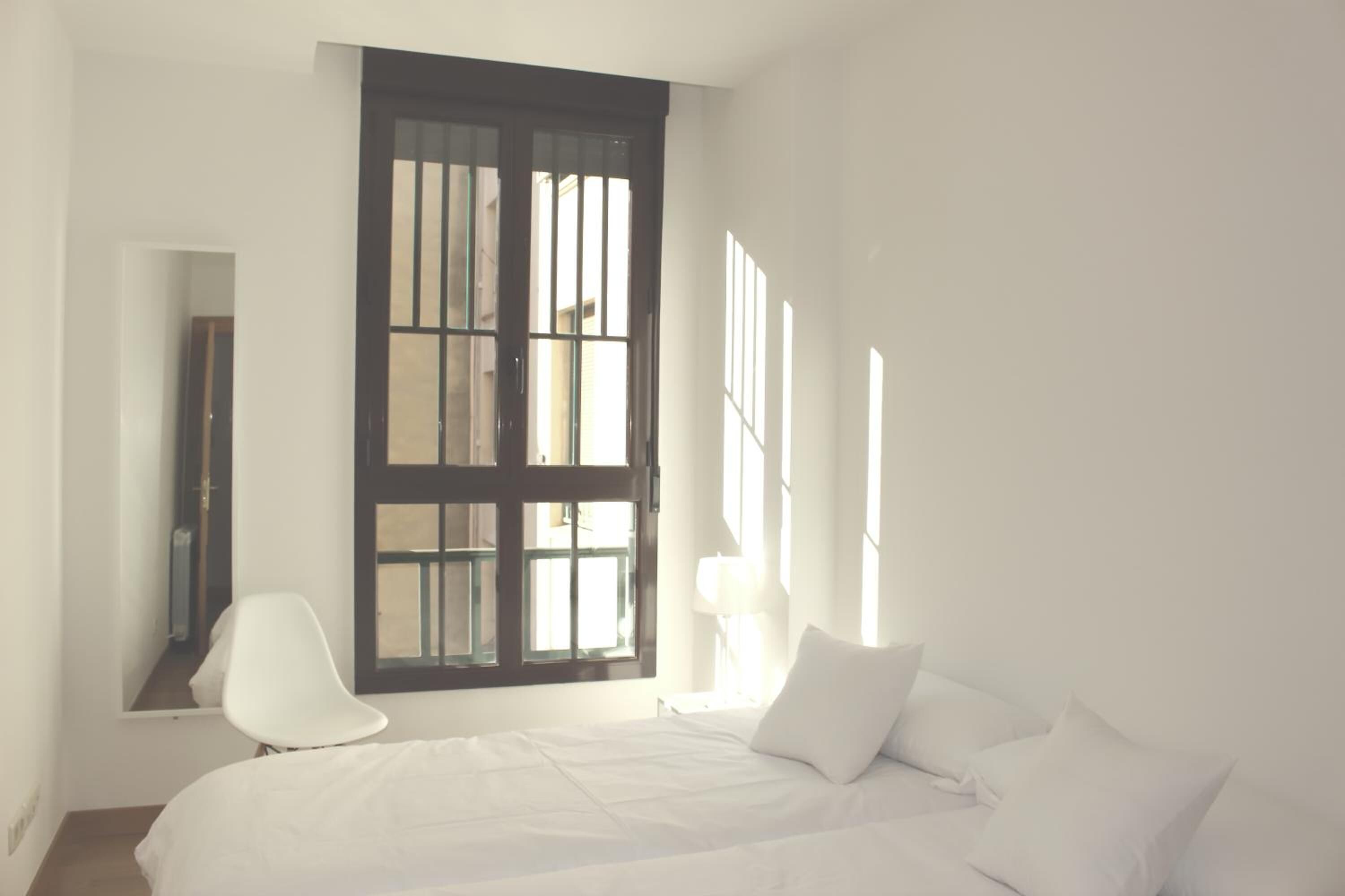 Soundproofing, free WiFi, bed sheets