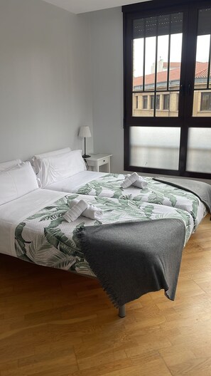 Twin Room, Shared Bathroom - Aloha Hostel (Pamplona)