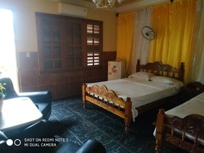 Minibar, caja de seguridad en la habitación y escritorio 