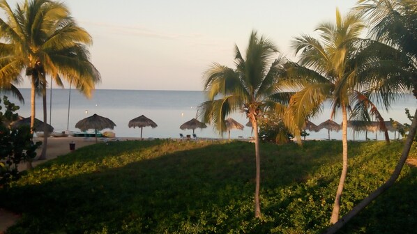 Playa en los alrededores, playa de arena blanca y 3 bares en la playa 
