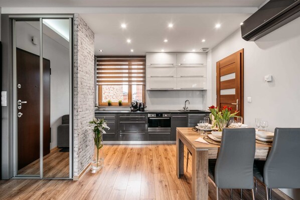 Căn hộ Exclusive | Bếp riêng | Tủ lạnh, lò vi sóng, lò nướng, bếp nấu