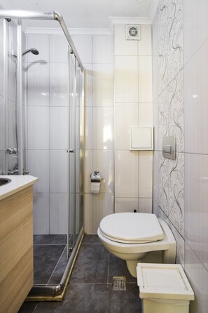 Economy Room | Bathroom | Shower, rainfall showerhead, free toiletries, hair dryer - İstanbul Center Hotel (Istanbul)