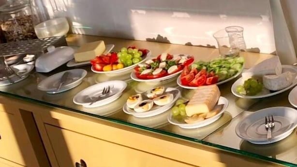 Een buffet met verschillende gerechten en een bloevas.