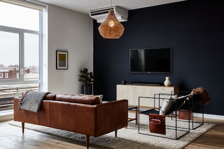 Design Apartment, 2 Queen Beds, Bathtub | Living room. Lokal Hotel Fishtown