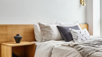 Căn hộ có thiết kế đặc sắc, 2 giường cỡ queen, bồn tắm, quang cảnh sân vườn | Bộ trải giường bằng vải cotton Ai Cập, bộ đồ giường cao cấp