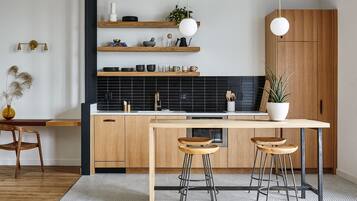 Departamento de diseñador, 2 camas Queen size, tina | Cocina privada | Horno, parrilla de estufa, lavavajillas y cafetera y tetera