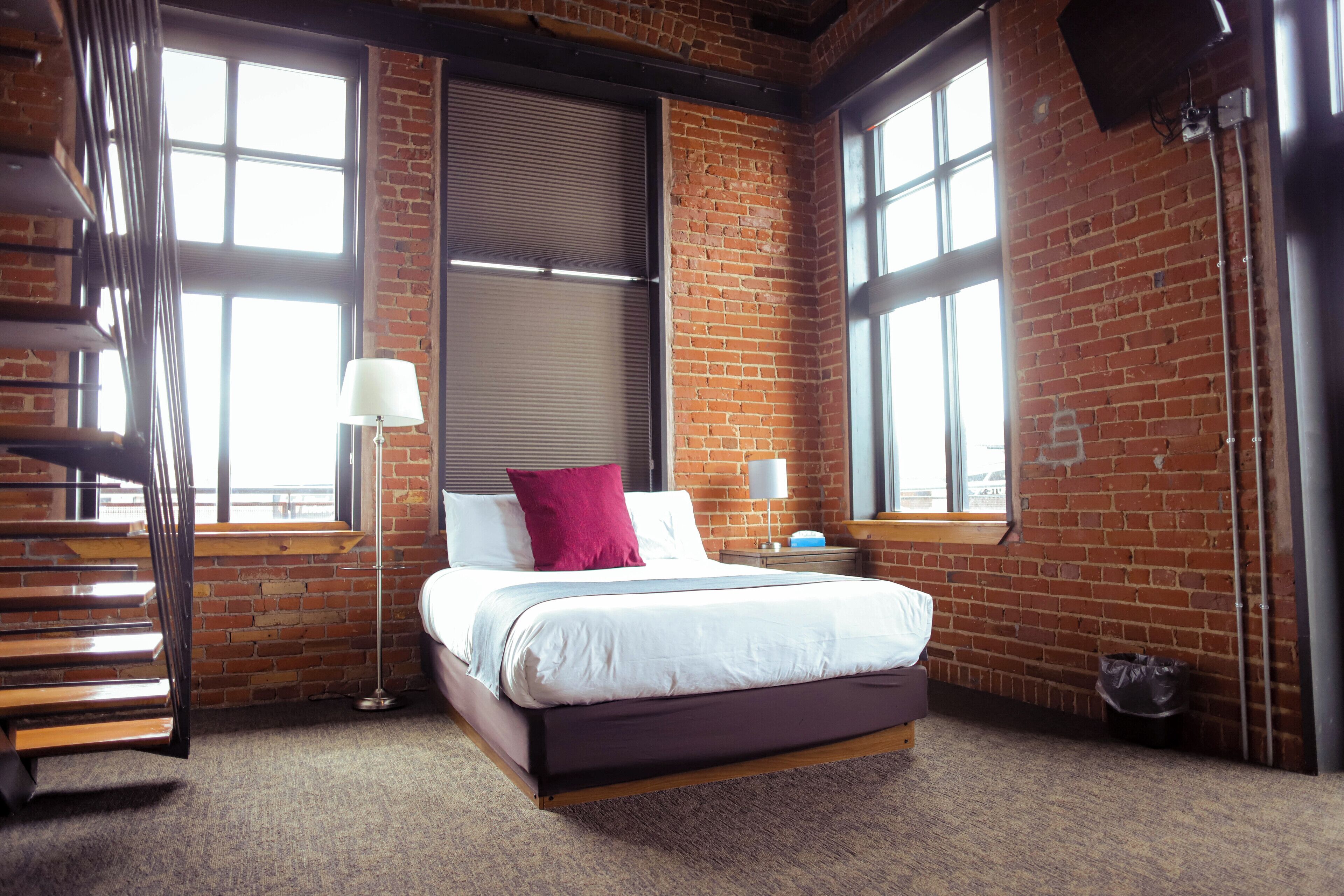 1 개의 침실, 고급 침구, 책상, 노트북 작업 공간