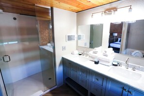 Dusche, kostenlose Toilettenartikel, Haartrockner, Handtücher