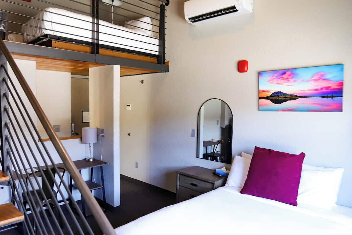 1 bedroom, premium bedding, desk, laptop workspace