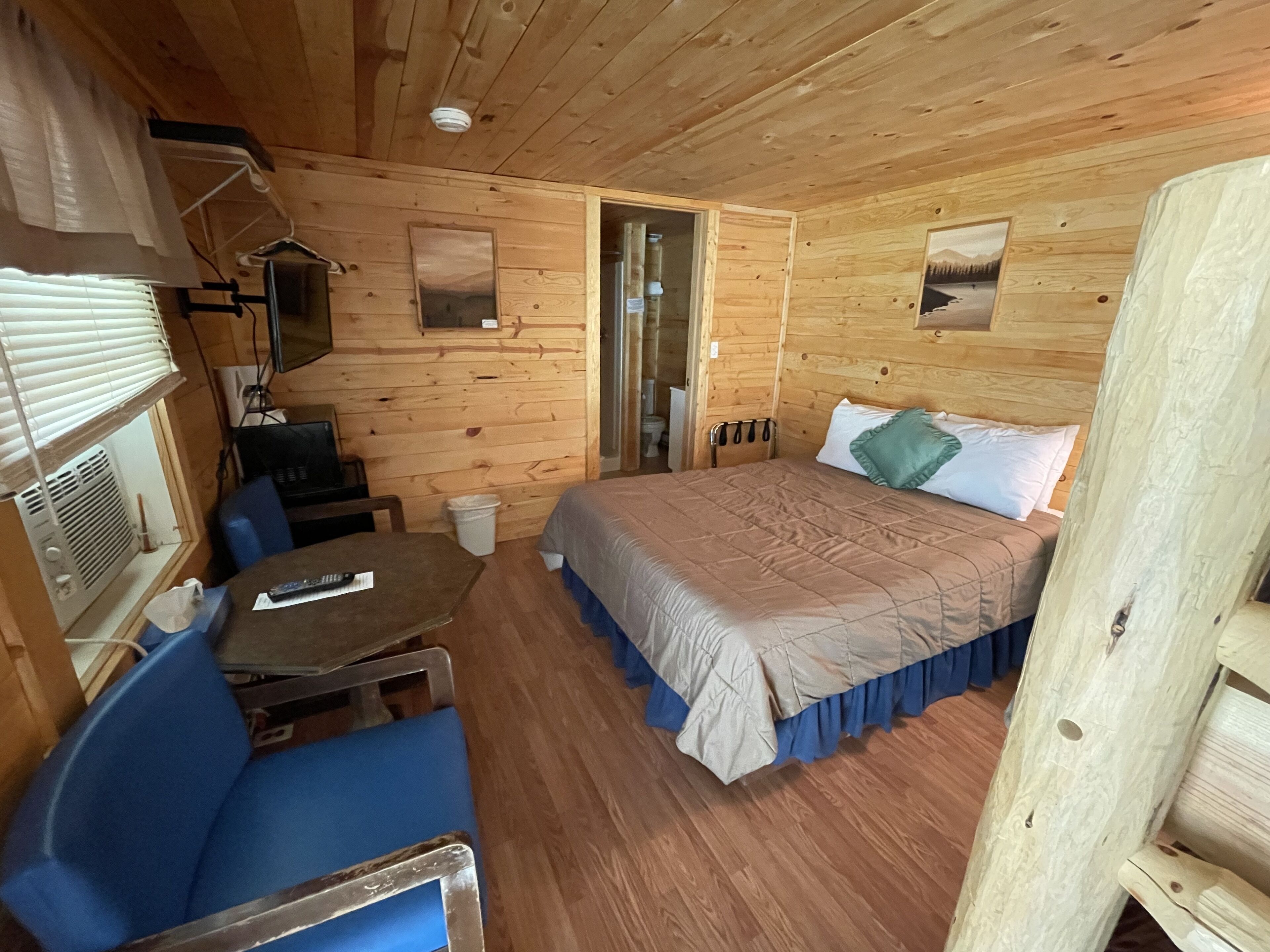 Habitación Deluxe, varias camas, para no fumadores | Área de sala de estar | Televisión de pantalla plana de 26 pulgadas con canales vía satélite 