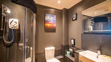 Zweibettzimmer, 2 Einzelbetten, Nichtraucher (Raven Room) | Badezimmer | Dusche, kostenlose Toilettenartikel, Haartrockner, Handtücher