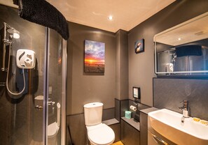 Twin Room, 2 Twin Beds, Non Smoking (Raven Room) | Bathroom | Shower, free toiletries, hair dryer, towels