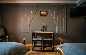 Værelse med 2 enkeltsenge - 2 enkeltsenge - ikke-ryger (Raven Room) | Individuelt design, individuel indretning, skrivebord, gratis Wi-Fi