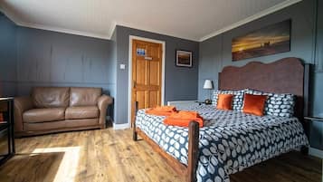 Doppelzimmer, Mehrere Betten, Nichtraucher (The Grey Suite) | Individuell dekoriert, individuell eingerichtet, Schreibtisch