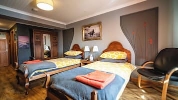 Zweibettzimmer, 2 Einzelbetten, Nichtraucher (Raven Room) | Individuell dekoriert, individuell eingerichtet, Schreibtisch